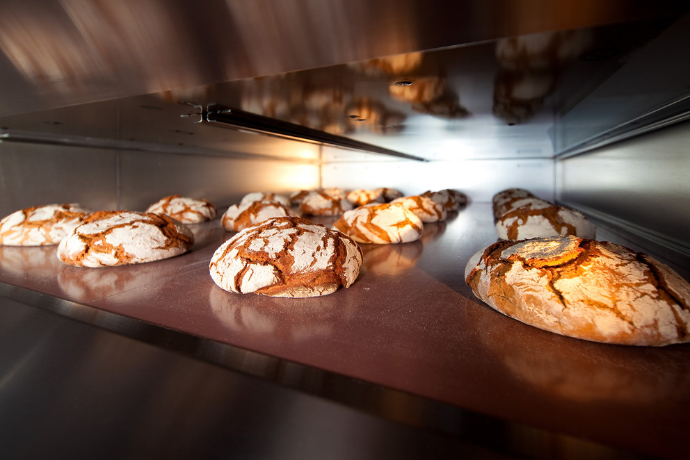 Large baking area in the MATADOR oven Lots of bread loafs on one deck of the deck oven MATADOR