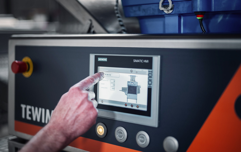 Teigteil- und Wirkmaschine TEWIMAT – Einstellung der Programme geht bei der Teigteil- und Wirkmaschine TEWIMAT bedienerfreundlich über Touchdisplay