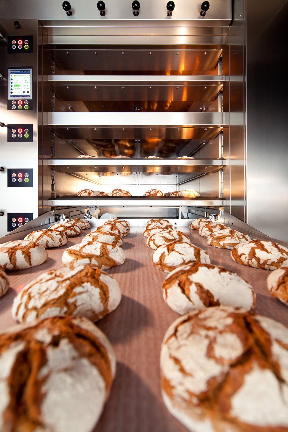 Uniform quality with the MATADOR Evenly baked breads in front of the deck oven MATADOR