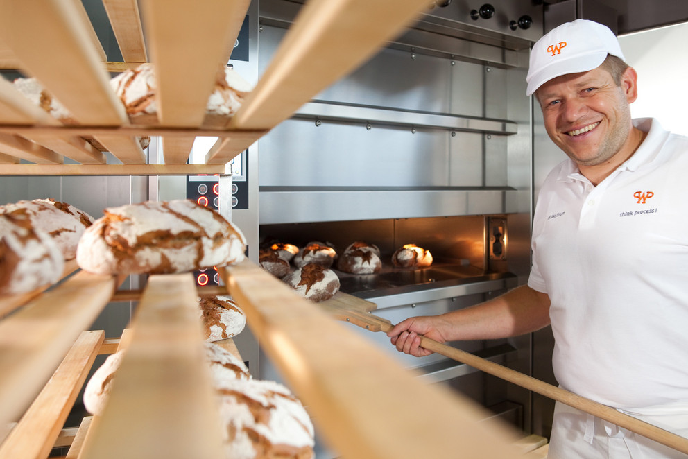 Simple Baking with the MATADOR Loading the deck oven by hand