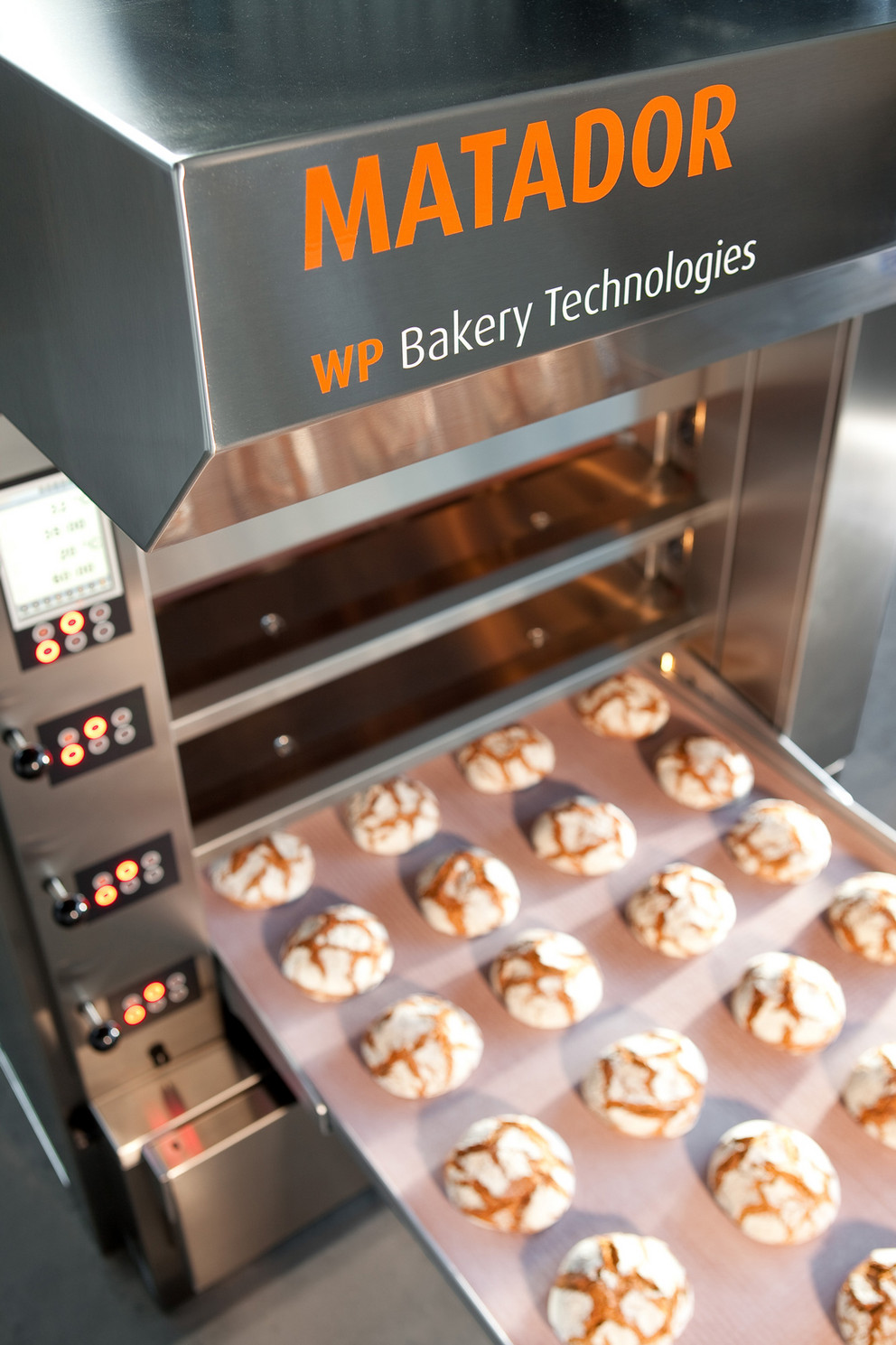 Batch-on-batch baking Deloading of the deck oven MATADOR