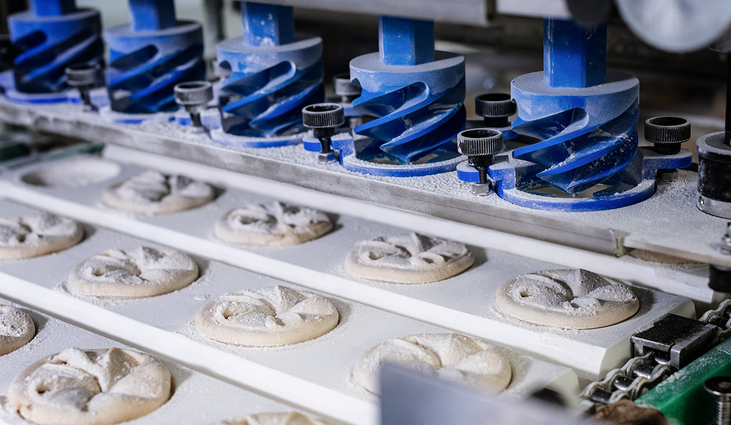MULTIROLL bread roll system - stamping in the stamping cup
