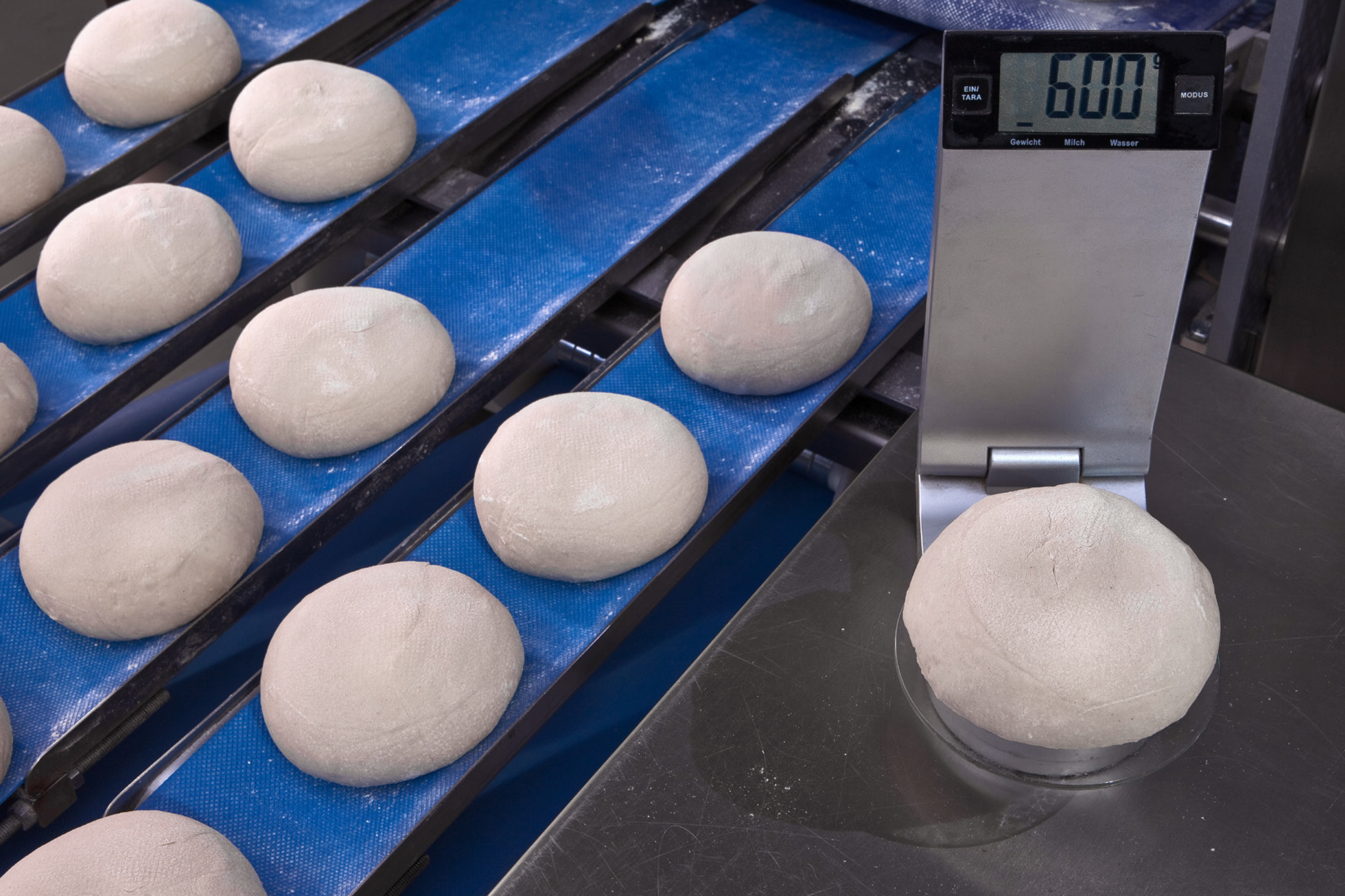 Große Teilgenauigkeit auch bei hohen Gewichtsbereichen bis 600g Waage zeigt Gewicht des Teiglings: 600g